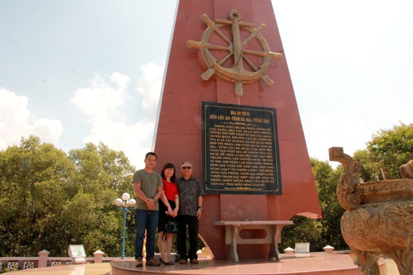 Du khách đến tham quan và chụp ảnh lưu niệm tại khu di tích bến Lộc An. 