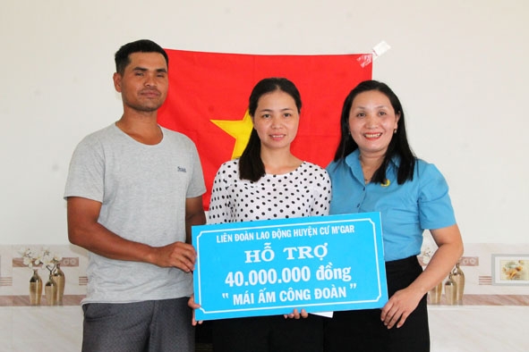 Đại diện LĐLĐ huyện Cư M'gar bàn giao nhà Mái ấm công đoàn tặng gia đình đoàn viên H'Men Êban. 