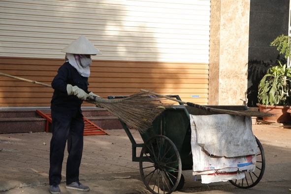 Nhân viên quét rác trang bị bảo hộ khá kỹ khi đi làm. 