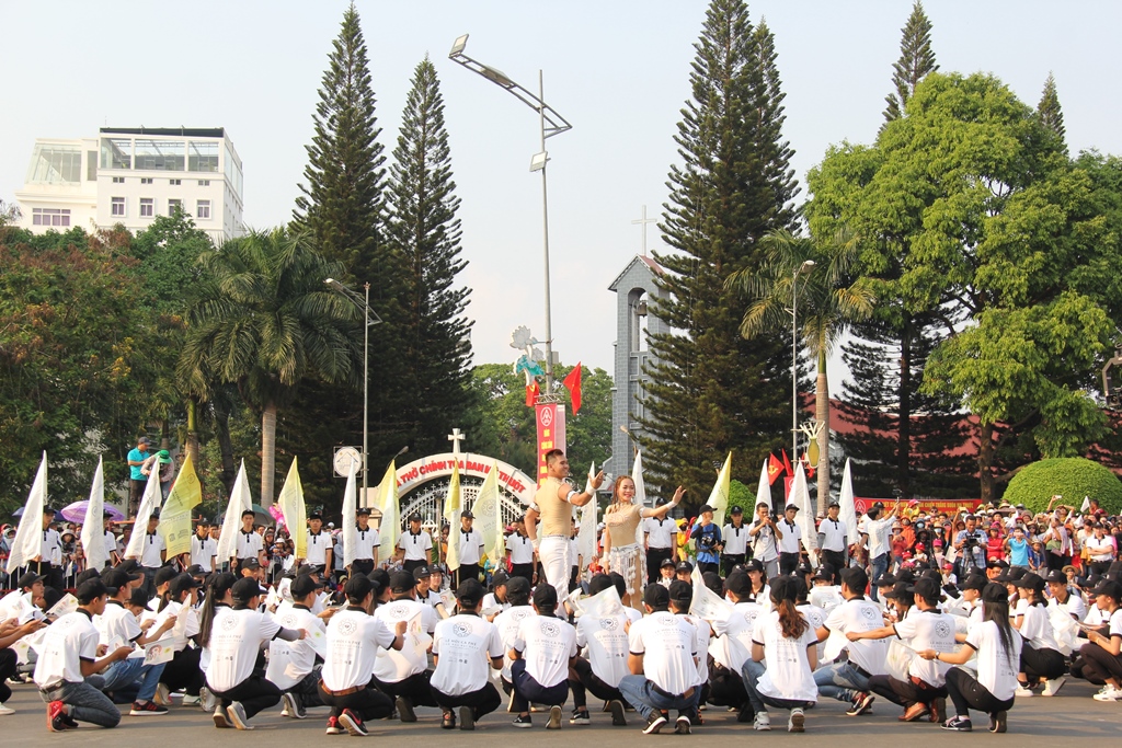 Một tiết mục biểu diễn tại Lễ hội Đường phố trong khôn khổ Lễ hội Cà phê Buôn Ma Thuột lần thứ 7, năm 2019