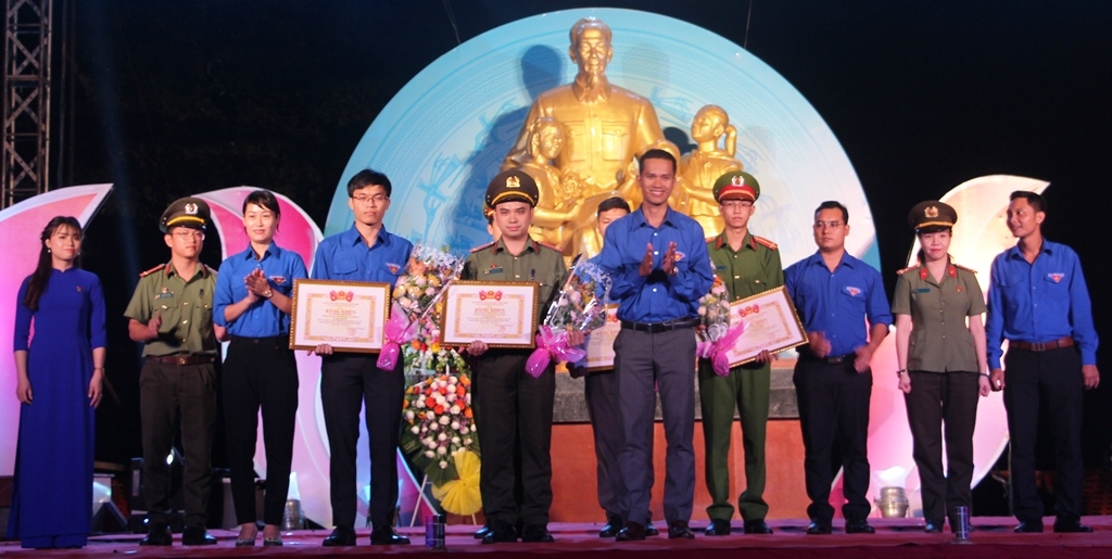 Ban Thường vụ Tỉnh Đoàn trao giải cho các tập thể, cá nhân có tác phẩm dự thi xuất sắc