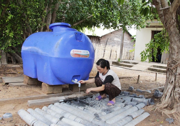 Chị Vi Thị Lệ  mua bồn nhựa  để xin nước từ  Đoàn Kinh tế  quốc phòng 737  cho gia đình mình  và 3 gia đình khác  cùng sử dụng.   