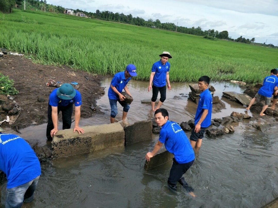 Đoàn viên, thanh niên xã Tân Hòa (huyện Buôn Đôn) khắc phục kênh thủy lợi bị hư hại do bão lũ năm 2019.