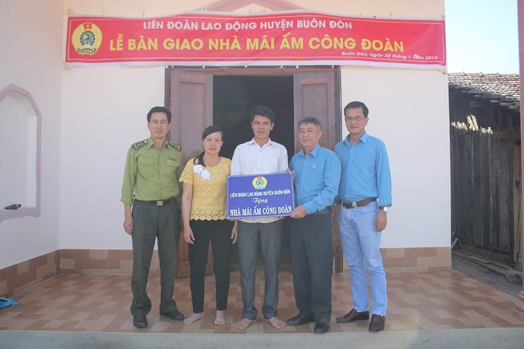 Đại diện Liên đoàn Lao động huyện Buôn Đôn bàn giao Nhà mái ấm công đoàn cho anh Nông Văn Luận, đoàn viên công đoàn Vườn Quốc gia York Đôn