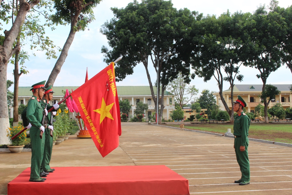 Chiến sĩ mới tuyên thệ trước Quân kỳ