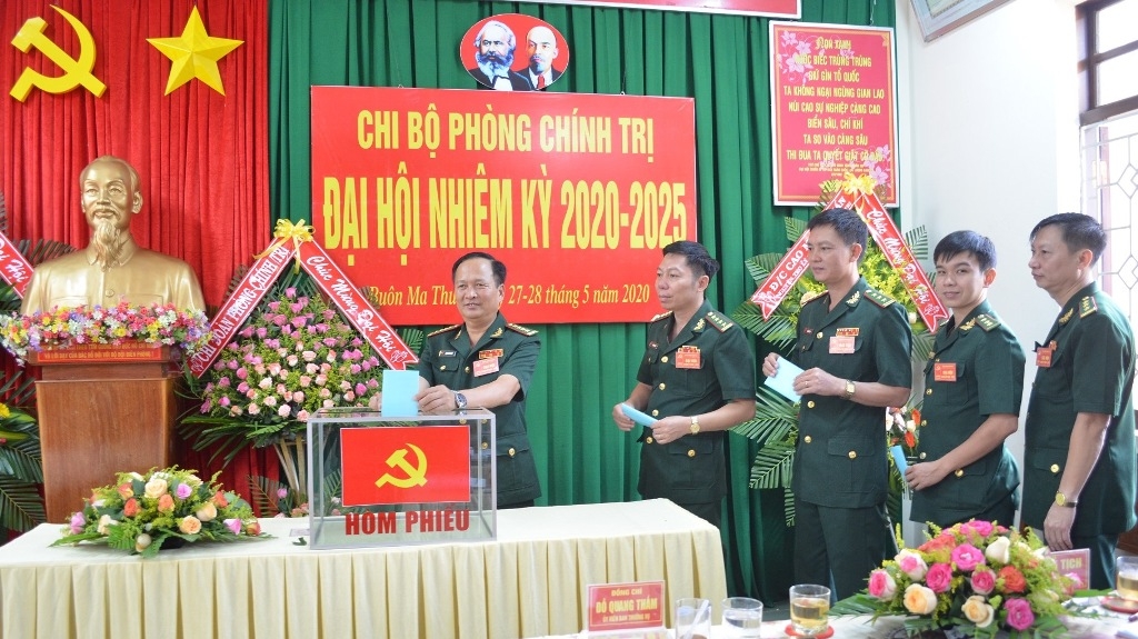 Các đại biểu bỏ phiếu bầu cấp ủy Chi bộ nhiệm kỳ 2020 - 2025