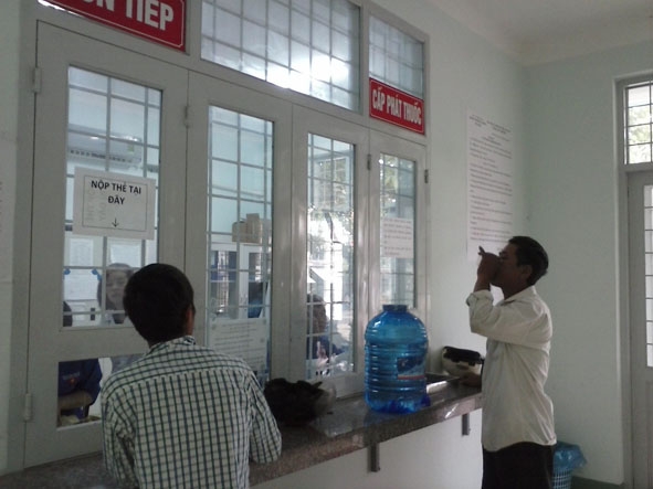 Bệnh nhân uống Methadone tại Khoa Phòng, chống HIV/AIDS (Trung tâm Kiểm soát bệnh tật tỉnh).