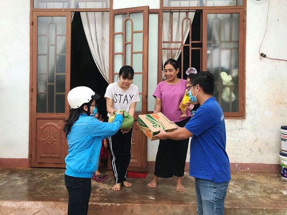 Đoàn viên thanh niên tham gia tặng quà  hỗ trợ người dân  bị ảnh hưởng bởi dịch Covid-19  trên địa bàn TP. Buôn Ma Thuột. 