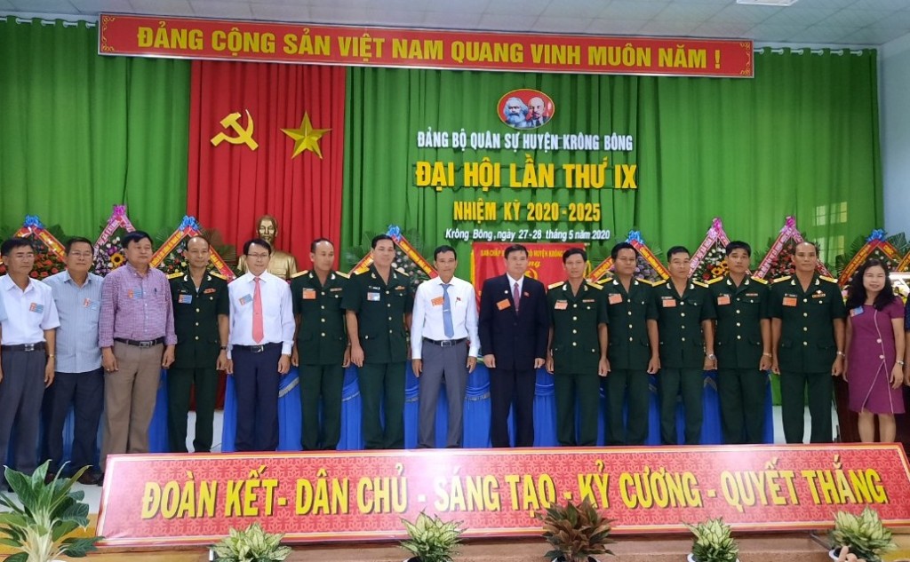 Ban chấp hành nhiệm kỳ 2020-2025 và đoàn đại biểu đi dự đại hội cấp trên chụp hình cùng các đại biểu về dự đại hội