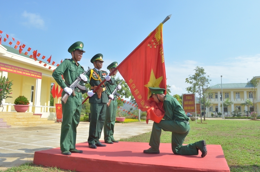 Chiến sĩ mới tuyên thệ trước Quân kỳ