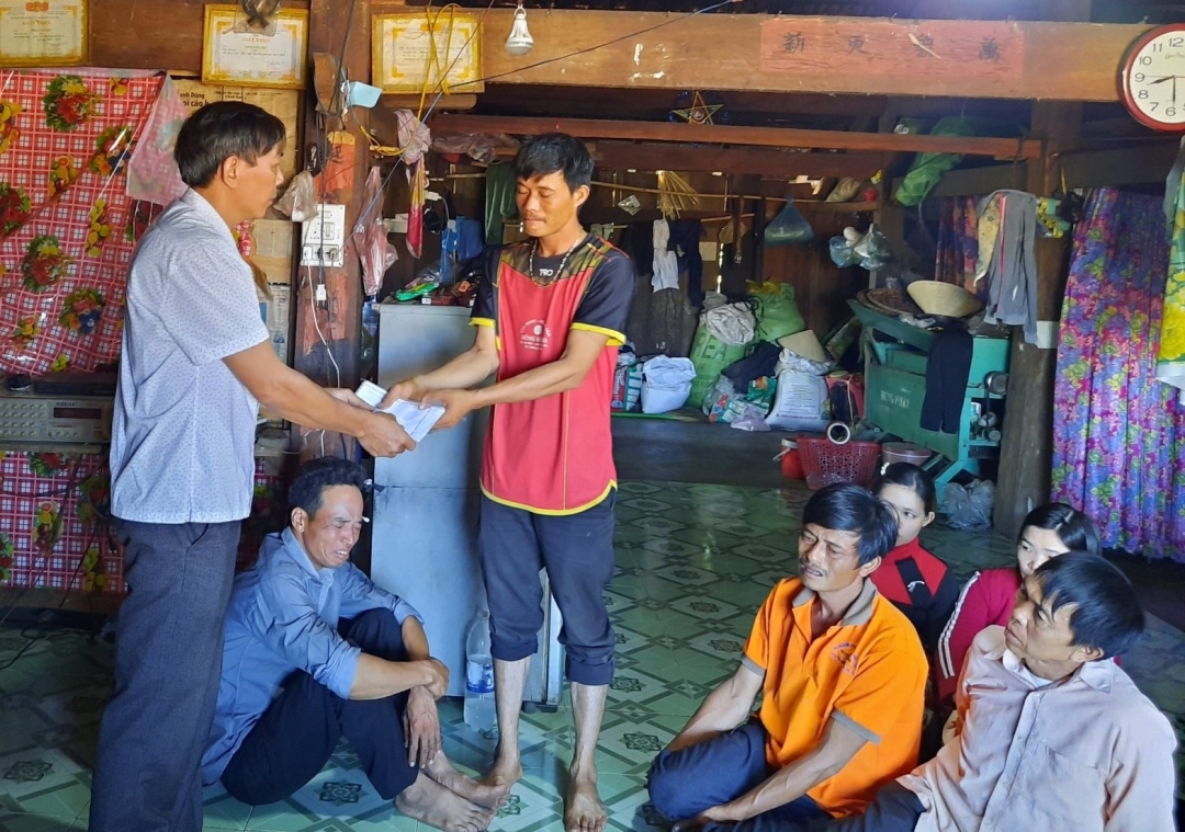 Thầy Phạm Đình Kiệm, Hiệu trưởng Trường Tiểu học Lê Đình Chinh trao tiền hỗ trợ, động viên gia đình học sinh bị đuối nước.