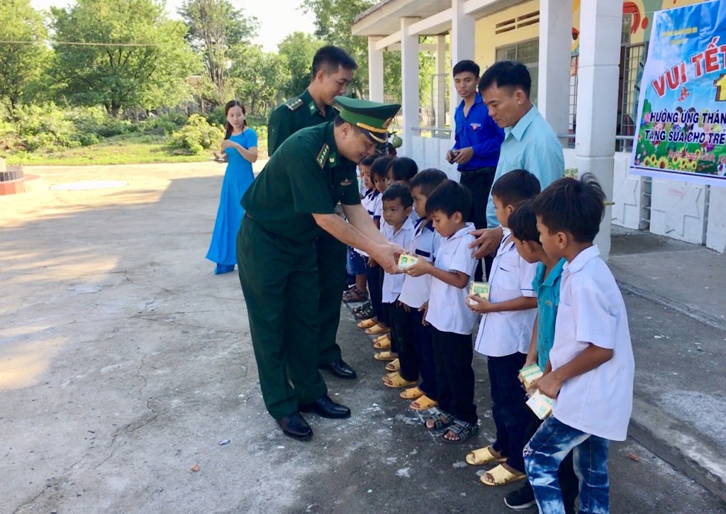 Cán bộ Đồn Biên phòng Yok Đôn tặng quà cho học sinh Trường Tiểu học Y Jút