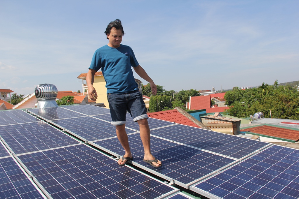 Cùng với các giải pháp tiết kiệm năng lượng, tỉnh Đắk Lắk khuyến khích người dân đầu tư phát triện điện mặt trời áp mái. Trong ảnh: Một công trình điện mặt trời áp mái của người dân tại phường Ea Tam, TP. Buôn Ma Thuột