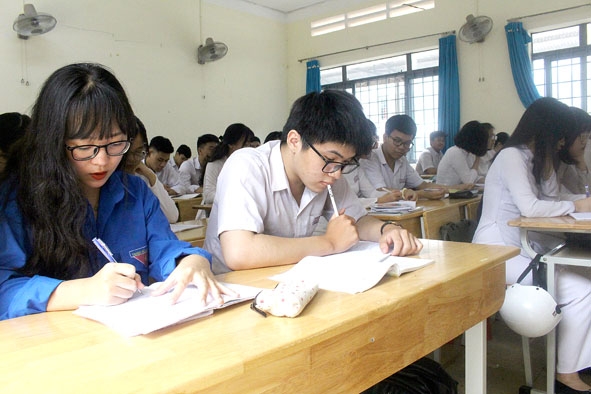 Học sinh lớp 12 Trường THPT Hồng Đức (TP. Buôn Ma Thuột) ôn tập cho Kỳ thi tốt nghiệp THPT năm 2020. 