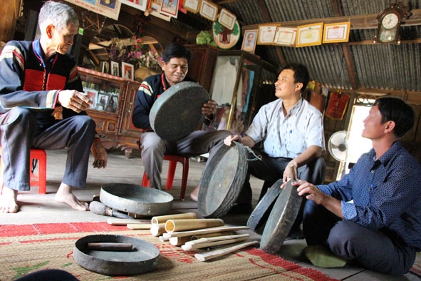Các nghệ nhân xã Tân Tiến chia sẻ niềm vui gìn giữ và bảo tồn văn hóa truyền thống với cán bộ văn hóa huyện.