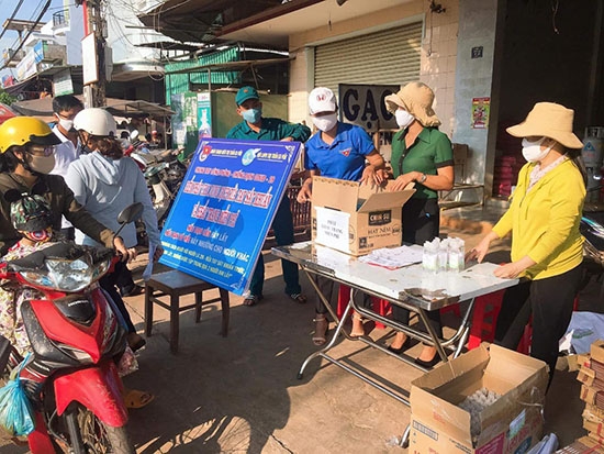 Đoàn viên thanh niên huyện Cư M'gar phát khẩu trang miễn phí cho người dân