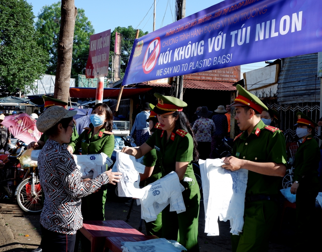 Tuyên truyền và phát tặng túi đựng hàng hóa làm bằng vật liệu sinh học thân thiện với môi trường 