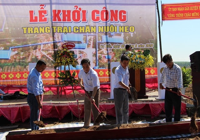 Các đại biểu thực hiện nghi lễ khởi công