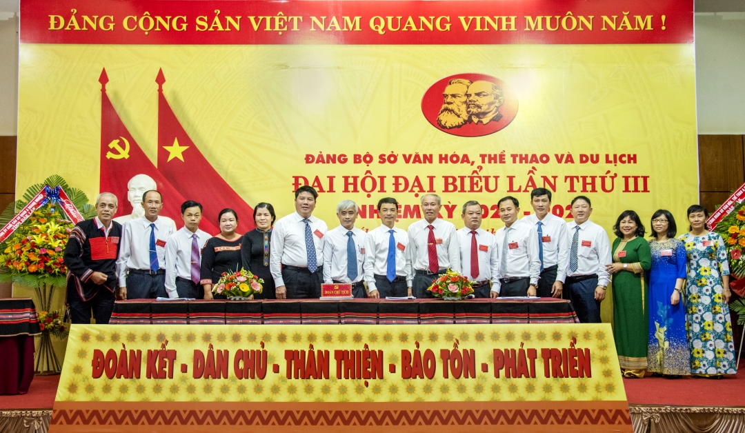 Ban Chấp hành Đảng bộ Sở VH  -TT&DL nhiệm kỳ 2020-2025 ra mắt, nhgaanj nhiệm vụ.