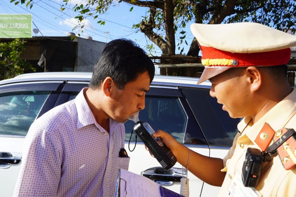 Lực lượng CSGT tỉnh kiểm tra nồng độ người điều khiển phương tiện ô tô trên đường Hồ Chí Minh  (đoạn qua địa bàn thị xã Buôn Hồ).