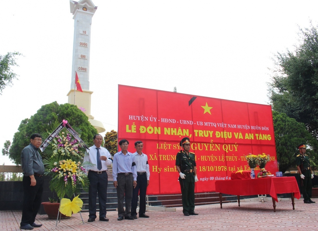 Các đồng chí lạnh đạo Huyện ủy - UBND -UB MTTQ Việt Nam huyện Buôn Đôn dâng hoa tưởng nhớ liệt sỹ Nguyễn Quý.