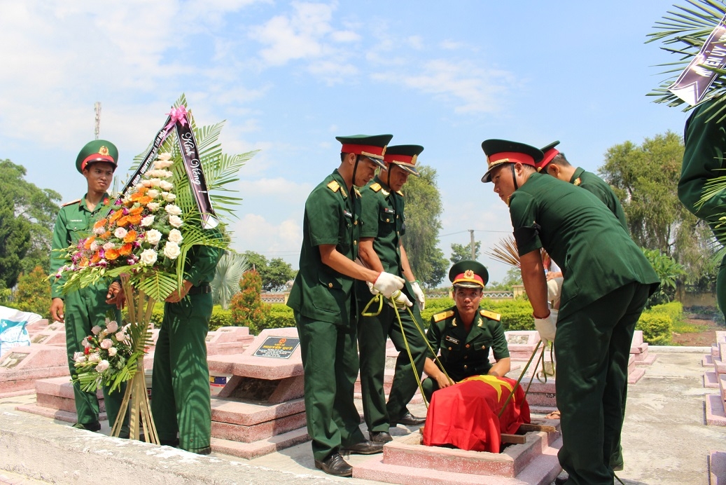 ... tiễn liệt sỹ Nguyễn Quý về nơi an nghỉ.