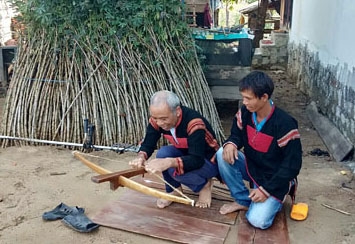 Ama Nen hướng dẫn thao tác lên dây nỏ.   Ảnh: V.Tăng