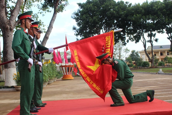 Chiến sĩ mới tuyên thệ trước Quân kỳ.  