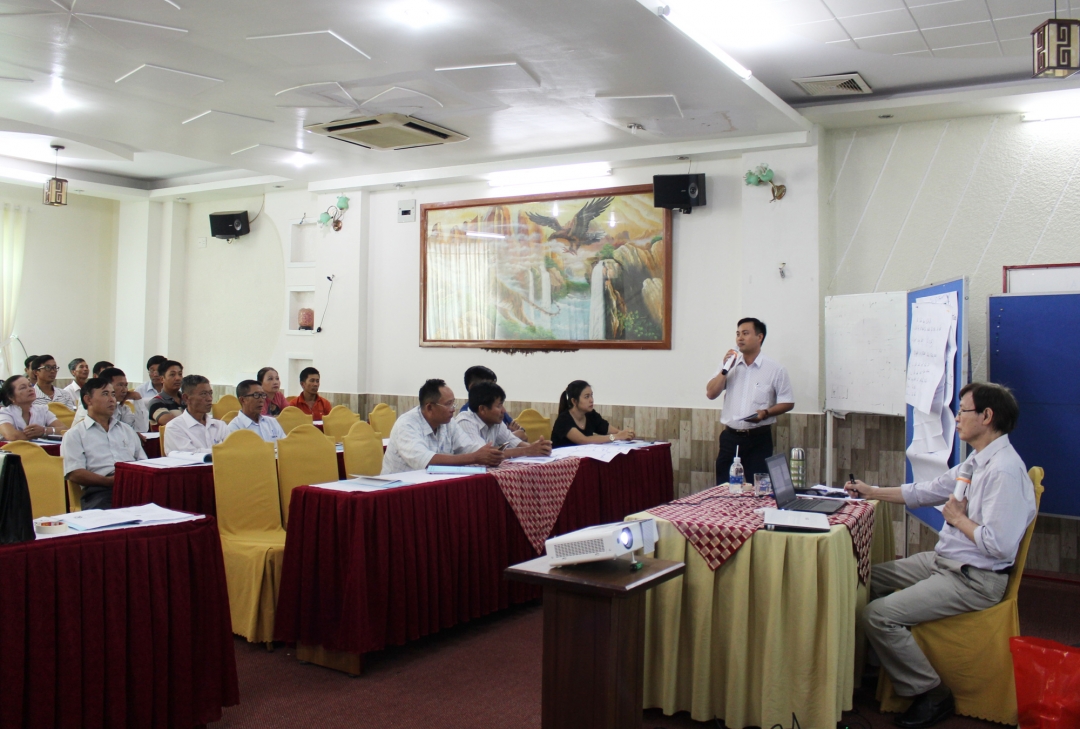 Học viên thuyết trình tại lớp tập huấn