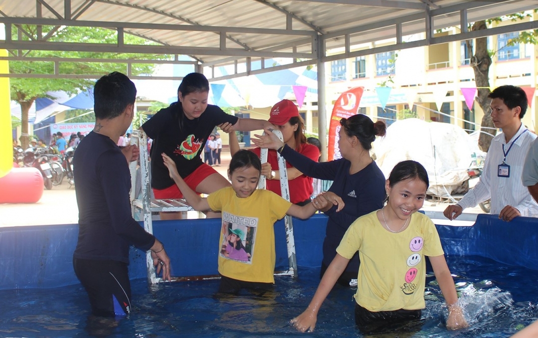 Hướng dẫn học sinh thực hành dưới nước
