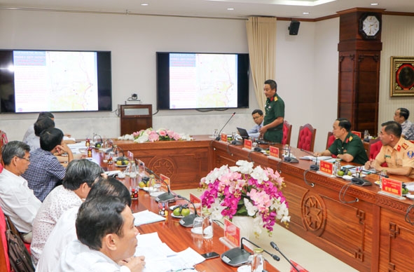    Đơn vị tư vấn trình bày  các  phương án xây dựng tuyến  cao tốc Buôn Ma Thuột - Nha Trang tại Hội thảo lần 2.      Ảnh: Hoàng Gia