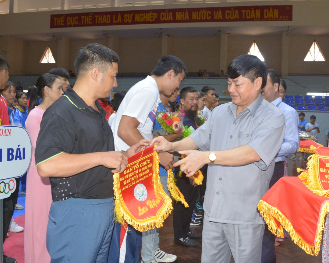 Đồng chí Phạm Minh Tấn, Phó Bí thương Thường trực Tỉnh ủy trao Cờ lưu niệm tặng các đoàn dự giải.