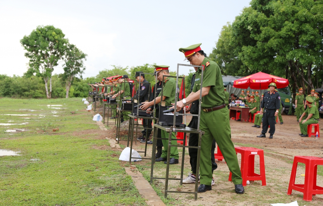 Cán bộ, chiến sĩ thuộc Phòng Cảnh sát kinh tế, Công an tỉnh thực hiện kiểm tra trên tuyến bắn.