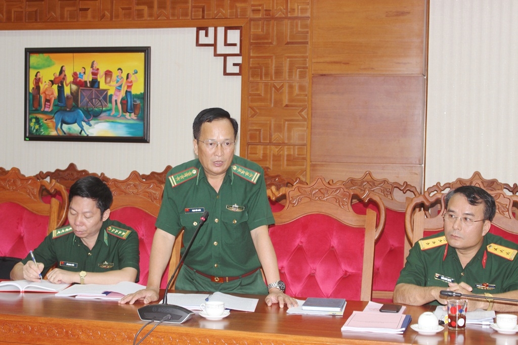 Đại tá Phạm Hữu Chiến, Bí thư Đảng ủy, Chính ủy Bộ đội Biên phòng tỉnh báo cáo tại cuộc họp