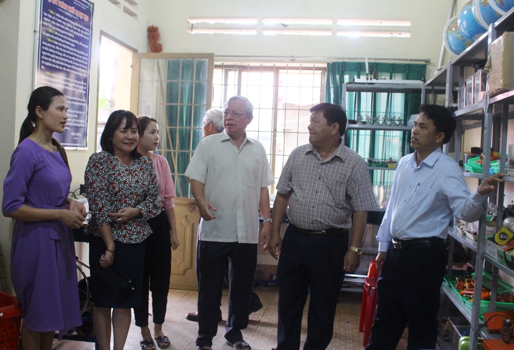 Đoàn giám sát kiểm tra thực tế tại Trường THCS Hồ Tùng Mậu.
