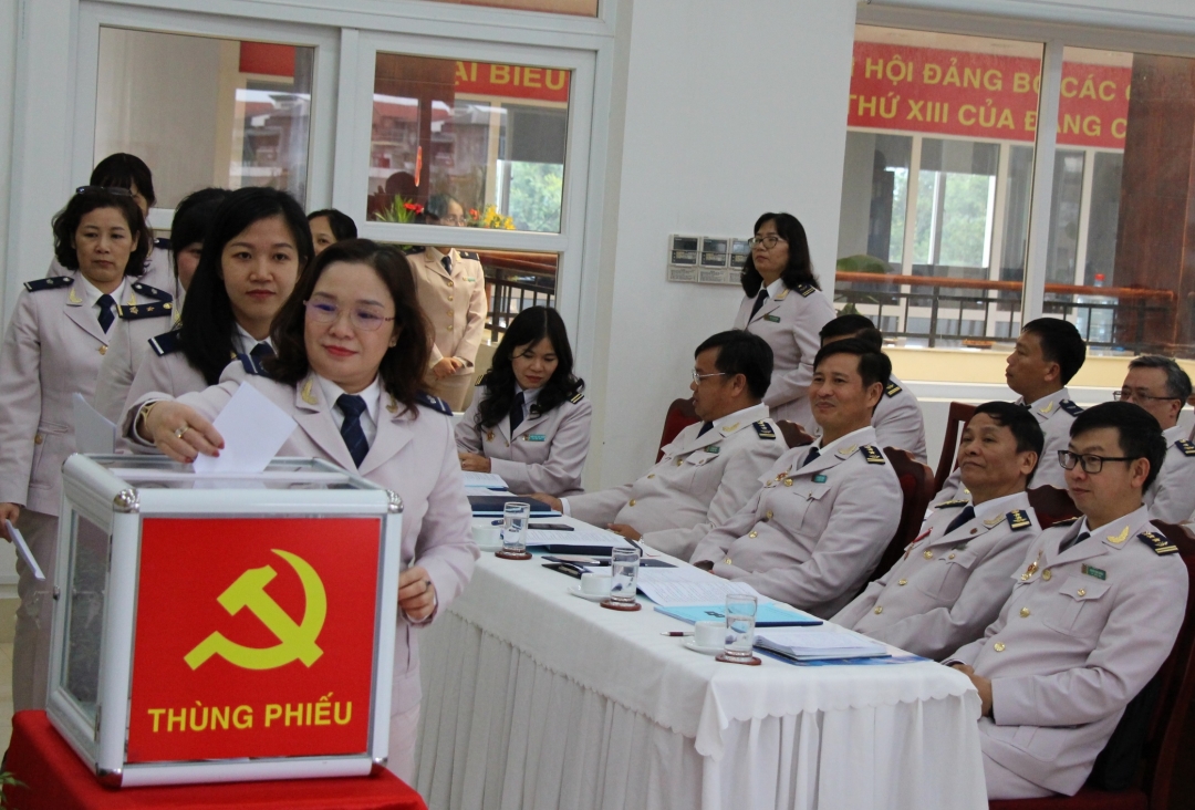 Các đại biểu bỏ phiếu bầu cử Ban Chấp hành Đảng bộ Cục Hải quan Đắk Lắk khóa XI, nhiệm kỳ 2020-2025