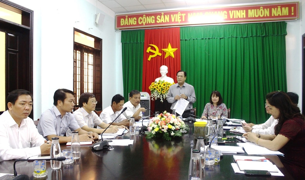 Đoàn giám sát của Ban Văn hóa - Xã hội HĐND tỉnh làm việc tại UBND huyện Ea Kar.