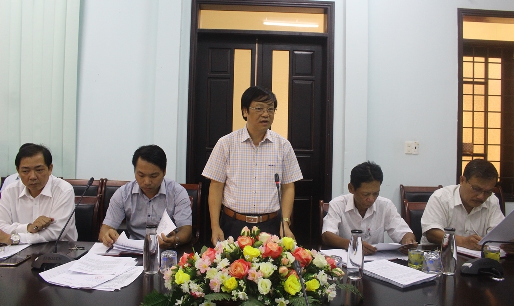 Lãnh đạo Phòng GD-ĐT huyện Ea Kar báo cáo tình hình xây dựng trường học đạt chuẩn quốc gia trên địa bàn huyện.