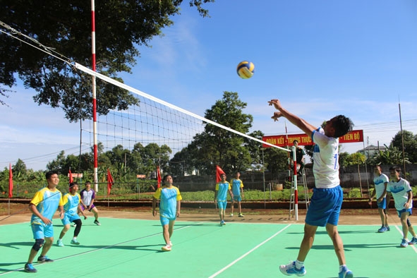 Các đơn vị tranh tài tại giải bóng chuyền nam chào mừng Đại hội Đảng bộ Quân sự tỉnh lần thứ XII.