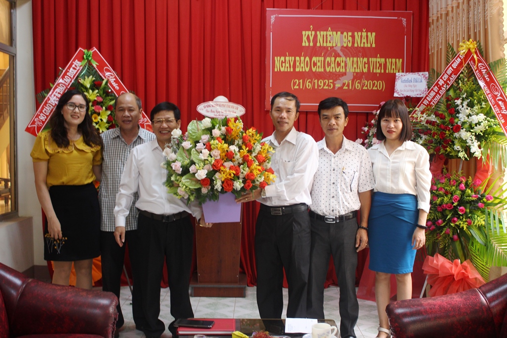 Sở Nông nghiệp và Phát triển Nông thôn chúc mừng Báo Đắk Lắk