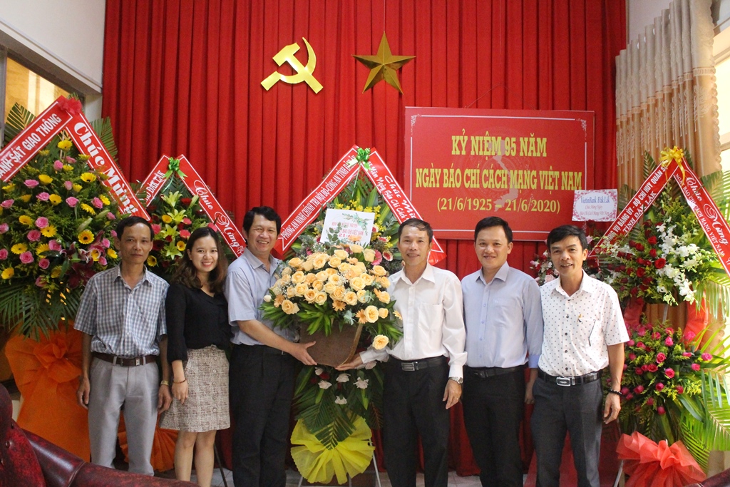 Bệnh viện Mắt Tây Nguyên thăm, chúc mừng Báo Đắk Lắk 