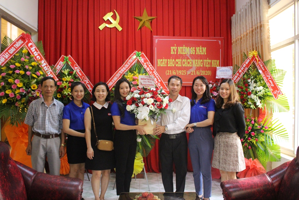 Mobifone Đắk Lắk thăm, chúc mừng Báo Đắk Lắk