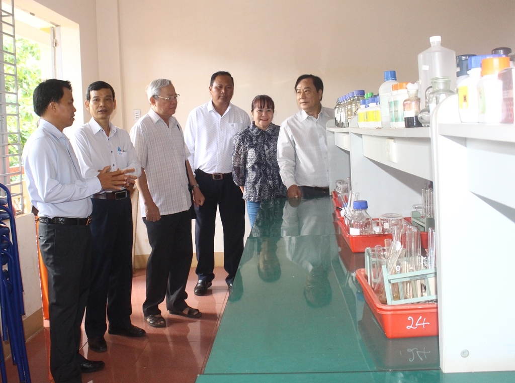 Đoàn giám sát kiểm tra thực tế tại Trường THPT Dân tộc nội trú Nơ Trang Lơng.