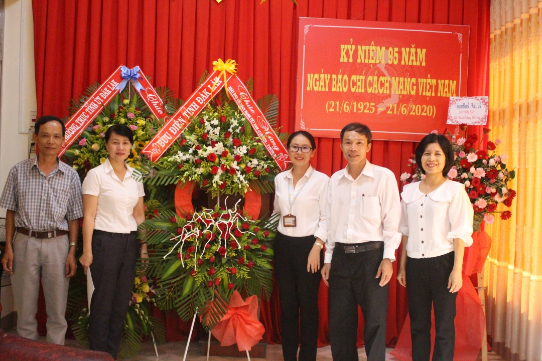 Bưu điện tỉnh chúc mừng Báo Đắk Lắk