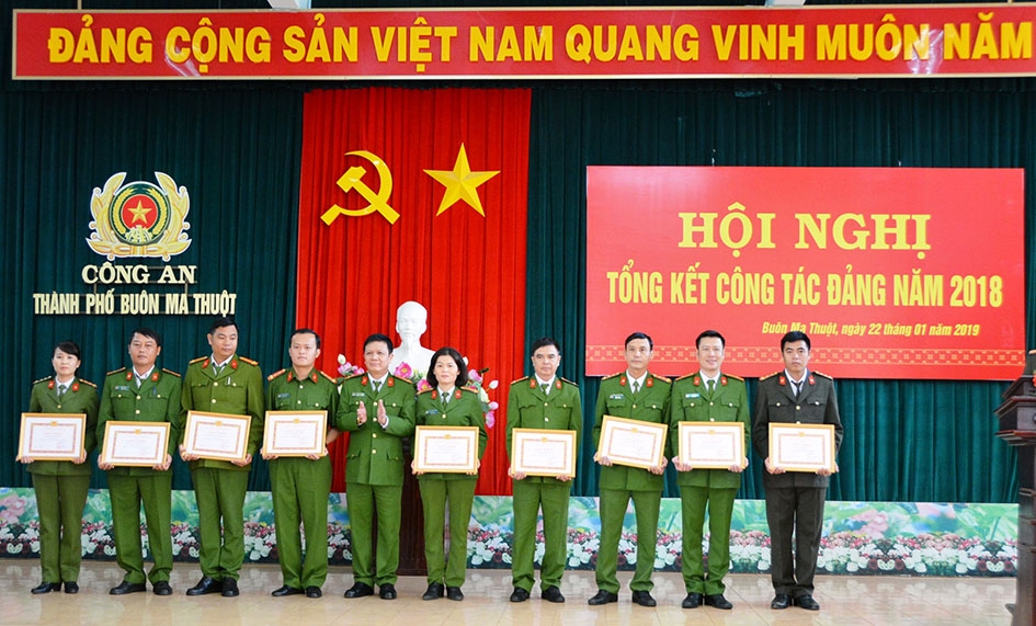 Công an TP. Buôn Ma Thuột khen thưởng cán bộ, chiến sỹ có thành tích xuất sắc trong công tác xây dựng Đảng. 