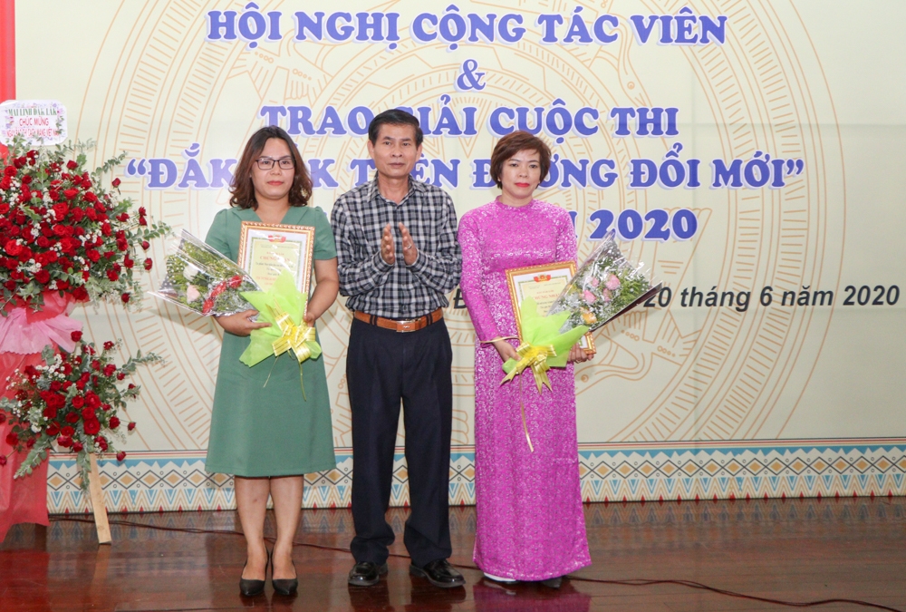 Trao giải B cho các tác giả 