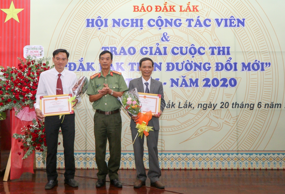 Công an tỉnh tặng Giấy khen cho tập thể và cá nhân có thành tích xuất sắc trong công tác bảo đảm an ninh trật tự