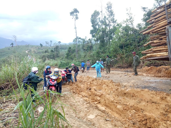 Vào mùa mưa, các thầy cô giáo Trường Tiểu học Bùi Thị Xuân phải đẩy xe, đi bộ đến trường.  Ảnh: Mỹ Sự