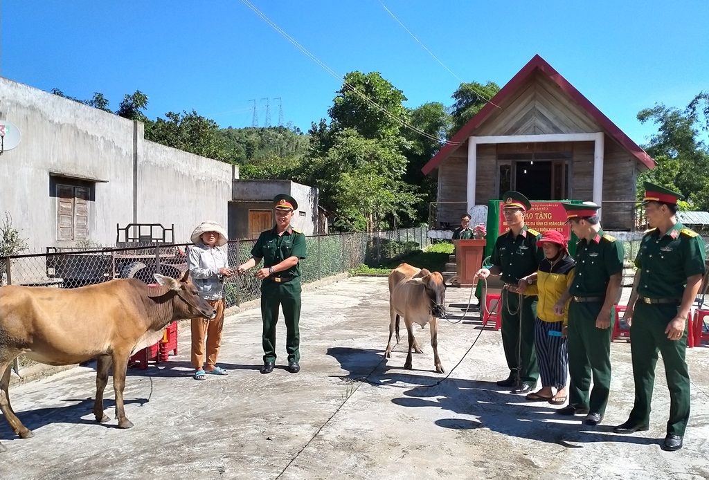 Đại diện các đơn vị trong Cụm dân vận số 3 trao bò giống tặng người dân