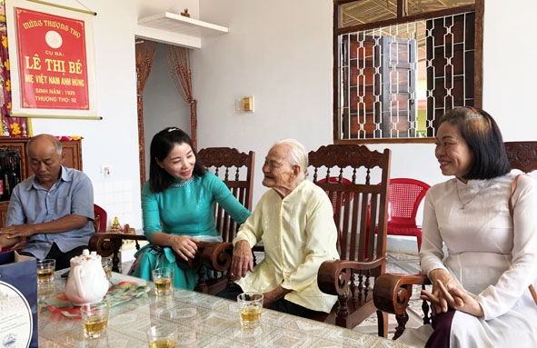 Đại diện Hội LHPN tỉnh thăm hỏi Mẹ Việt Nam Anh hùng Lê Thị Bé (thôn 1, xã Hòa Thuận,  TP. Buôn Ma Thuột).  